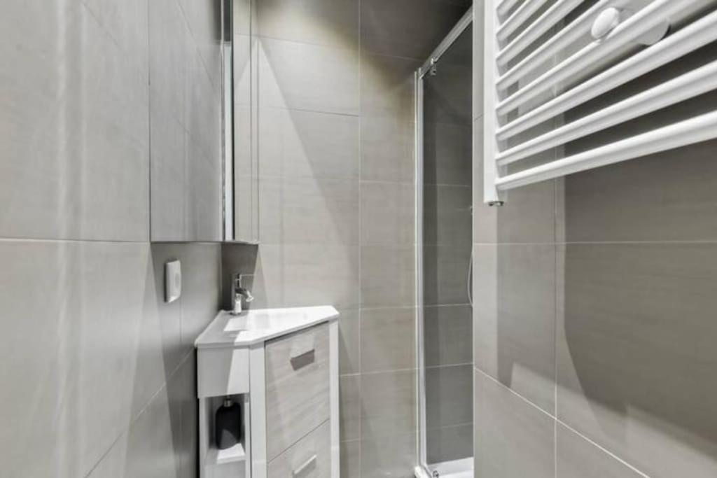 Charmant Appartement Entier A Montmartre Pour 4 París Exterior foto